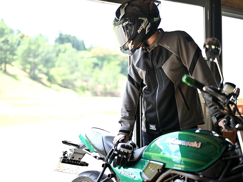 バイクででかけようとするライダー