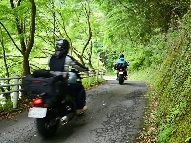 山道をバイクで下る