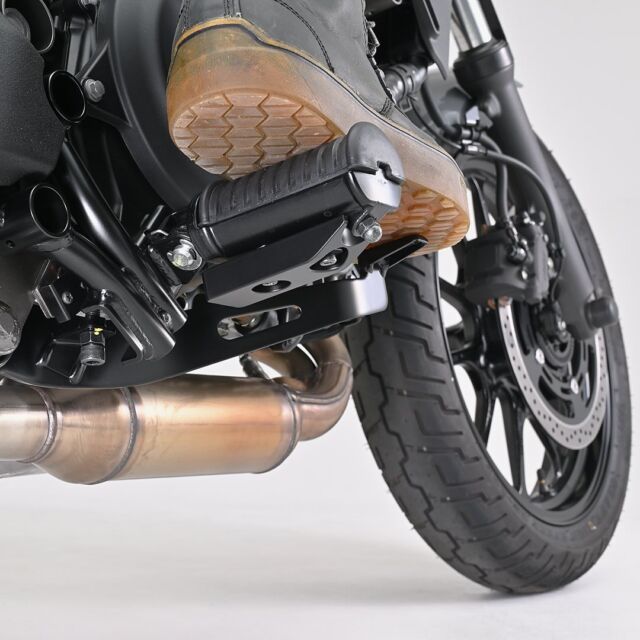 【新商品】
ELIMINATOR/SE用で、バイクの振動を軽減してカラダへの負担を減らすステップに取り付けるウエイト新発売！

ステップの裏側に重量のあるウェイトを取り付ける事で、ステップから伝わる不快な微振動を軽減し、高速道路等での長距離移動後の足の疲れを和らげます。純正部品と組み替えるだけなので、取り付けも簡単！

◆ステップウエイト　ELIMINATOR/SE用
品番：60500
公式サイトでチェック⇩
https://www.daytona.co.jp/products/detail/60500/
※デイトナ公式サイトで商品をご覧いただくときは、このアカウトのプロフィールから公式サイトへ飛んで該当品番を検索するとご確認いただけます。

#デイトナJP
#株式会社デイトナ
#daytonajp
#motorcyclelife
#motorcyclelove
#motorcycletouring
#カスタムバイク
#バイクカスタム
#バイクツーリング
#バイク乗り
#バイク乗りと繋がりたい
#バイク好きな人と繋がりたい
#バイク好きと繋がりたい
#バイク好き
#バイクライフ
#バイクのある生活
#エリミネーター/se