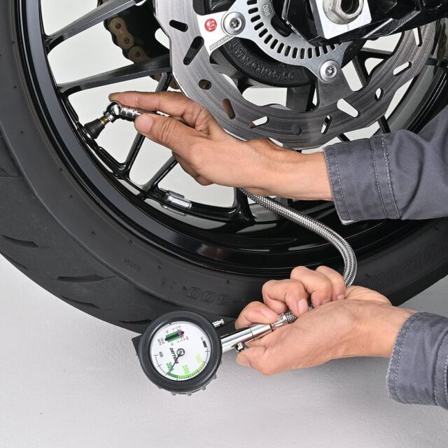連休中にバイクで出掛けたかたも多かったと思います。今週はたくさん走ってくれた愛車のメンテナンスはいかがでしょうか。本日は空気圧とタイヤ溝を1台で測定できる便利アイテムをご紹介します。

3色に色分けされた目盛りで高低判断ができるので測定が簡単。ヘッド部とホース根本の2か所が回転可動するので作業もしやすい。タイヤ溝の深さを測定するデプスゲージ付きです。

ただいま発売中！

◆メッシュホース付きエアゲージ デプスゲージ付き
商品番号：49299
公式サイトでチェック↓
https://www.daytona.co.jp/products/detail/49299/
※デイトナ公式サイトで商品をご覧いただくときは、このアカウトのプロフィールから公式サイトへ飛んで商品検索から該当品番を検索するとご確認いただけます。

#デイトナJP
#株式会社デイトナ
#daytonajp
#motorcyclelife
#motorcyclelove
#motorcycletouring
#カスタムバイク
#バイクカスタム
#バイクツーリング
#バイク乗り
#バイク乗りと繋がりたい
#バイク好きな人と繋がりたい
#バイク好きと繋がりたい
#バイク好き
#バイクライフ
#バイクのある生活
#エアゲージ