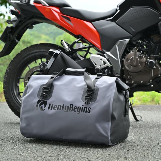 バイクのシーズンインとなりましたが、最近は土日に雨が降ることもしばしば。急な雨や間もなくやってくる梅雨に備えて、防水バッグはいかがでしょうか。
 
出し入れ口は防水性の高いロールトップ、縫い目の無いシームレス高周波熱圧着で水の侵入を防ぎます。付属の固定ベルトで車体装着が可能です。

カラーは3タイプ（グレー、イエロー、ブラック）から選べます。
 
◆防水シートバッグ 60L
グレー　商品番号：48383
イエロー　商品番号：48384
ブラック　商品番号：41380
 
同タイプで40Lタイプもございます。60Lタイプ／40Lタイプのラインアップはこちらから⇩
https://www.daytona.co.jp/products/series/detail/595/
公式サイトでチェックするには、このアカウントのプロフィールからページへ飛び、トップページ→商品情報→バッグ・ハードケース→防水バッグ→HenlyBegins 防水シートバッグ シリーズ　でご確認いただけます。

#デイトナJP
#株式会社デイトナ
#daytonajp
#motorcyclelife
#motorcyclelove
#motorcycletouring
#カスタムバイク
#バイクカスタム
#バイクツーリング
#バイク乗り
#バイク乗りと繋がりたい
#バイク好きな人と繋がりたい
#バイク好きと繋がりたい
#バイク好き
#バイクライフ
#バイクのある生活
#ヘンリービギンズ
#henlybegins