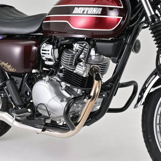 速報‼️【新商品ご紹介】
話題のバイク「W230」用パイプエンジンガード新登場！

ボルトオン装着が可能なΦ25.4スチールパイプ製の強固なエンジンガードです。立ちごけ等の軽度な転倒に対し車体のダメージを軽減するLOWスタイルなエンジンガード。

パイプ径Φ25.4で当社LEDフォフランプKIT（40329/48495）の同時装着が可能です。

カラーはブラックとクロームメッキの2種類からお選びいただけます。ブラックは6月上旬発売予定、クロームメッキは6月下旬発売予定です。

◆パイプエンジンガード　W230用
ブラック　商品番号：61563
　予定価格￥24,200（税込）

クロームメッキ　商品番号：61565
　予定価格￥27,500（税込）
※弊社HPにはまだ掲載されておりません。

#デイトナJP
#株式会社デイトナ
#daytonajp
#motorcyclelife
#motorcyclelove
#motorcycletouring
#カスタムバイク
#バイクカスタム
#バイクツーリング
#バイク乗り
#バイク乗りと繋がりたい
#バイク好きな人と繋がりたい
#バイク好きと繋がりたい
#バイク好き
#バイクライフ
#バイクのある生活
#w230 
#パイプエンジンガード
#w230エンジンガード
