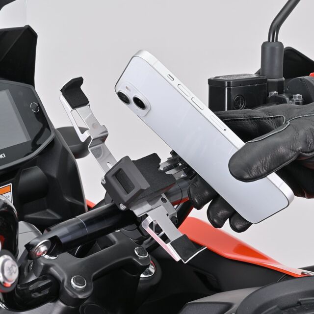 【新商品】
デイトナのFLEX（フレックス）シリーズに新しい仲間が増えました。東京モーターサイクルショーで発表したFSH-1に続いて新たなスマートフォンホルダー登場！

アルミとステンレス素材を組み合わせたシンプルなデザイン。高さを抑えたローマウント設計でスマートに装着できます。スマートフォンを振動から守る、新設計の振動吸収ダンパー搭載。縦横どちらでも装着可能。ワンタッチでスマートフォンをロックできます。

◆FLEX FSH-4　スマートフォンホルダー メタル
商品番号：49567
標準価格：￥9.350
デイトナ公式サイトでチェック↓
https://www.daytona.co.jp/products/detail/49567/
※デイトナ公式サイトで商品をご覧いただくときは、このアカウトのプロフィールから公式サイトへ飛んで該当品番を検索するとご確認いただけます。

#デイトナJP
#株式会社デイトナ
#daytonajp
#motorcyclelife
#motorcyclelove
#motorcycletouring
#カスタムバイク
#バイクカスタム
#バイクツーリング
#バイク乗り
#バイク乗りと繋がりたい
#バイク好きな人と繋がりたい
#バイク好きと繋がりたい
#バイク好き
#バイクライフ
#バイクのある生活
#スマートフォンホルダー