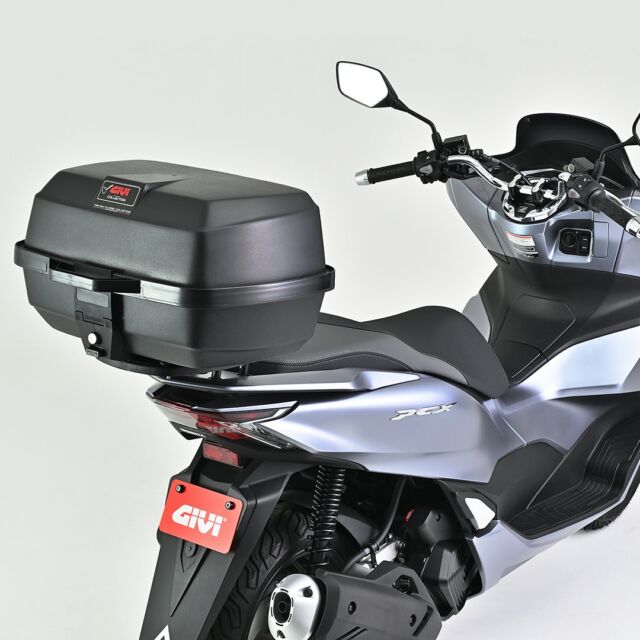 【新商品】
GIVIの「復刻シリーズ」から、E20NWをご紹介いたします！

懐かしいと思われる方もいらっしゃるかもしれませんが、近頃は四角タイプのハードケースが人気なので、今見ても新鮮な形状ですね。

付属の汎用ベースを使用し純正や市販のキャリアが取り付けできるほか、GIVI製車種専用フィッティングと組み合わせて取り付けることも可能です。ロック方法も旧型をそのまま再現しています。

価格もとてもリーズナブル！GIVIを使ってみたかった方にもおすすめです。

◆GIVI　E20NW　未塗装ブラック（容量39Ｌ）
デイトナ商品番号：61415
公式サイトでチェック↓
https://www.daytona.co.jp/products/detail/61415/
※デイトナ公式サイトで商品をご覧いただくときは、このアカウトのプロフィールから公式サイトへ飛んで該当品番を検索するとご確認いただけます。

また、弊社のゆるーいほうのYoutubeチャンネル「ライドアバイク」でも動画でご紹介しています。こちらもぜひご覧ください。
https://youtu.be/Y7iAQh4qrzA?si=Fbo6f6iggpKAn5O1

#givi
#givie20nw
#デイトナJP
#株式会社デイトナ
#daytonajp
#motorcyclelife
#motorcyclelove
#motorcycletouring
#カスタムバイク
#バイクカスタム
#バイクツーリング
#バイク乗り
#バイク乗りと繋がりたい
#バイク好きな人と繋がりたい
#バイク好きと繋がりたい
#バイク好き
#バイクライフ
#バイクのある生活