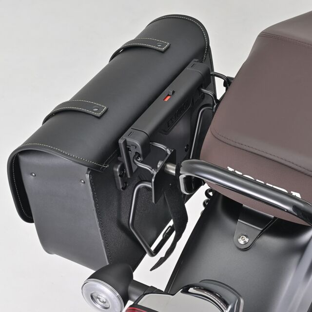 【新商品】
サドルバッグを装着する際のわずらわしさを解消した革新的装着システムバッグが新発売です！

装着部の機構は、自転車用のチャイルドシートなど樹脂製品で高い技術力を誇るOGK技研株式会社と共同開発。デイトナのベルトループ一体型サドルバッグサポート組み合わせることで、サドルバッグを簡単に着脱できます。

バッグをサドルバッグサポートに押し込むだけで装着。底面のバタつき防止ベルトを固定して、ロックを掛けたら装着完了。

取り外し方法もラクラクです。ロックを解除し、底面のバタつき防止ベルトを外し、ノブを握って上に持ち上げるだけで取り外しは完了です。6月下旬発売開始！

◆DHS-61　ワンタッチサドルバッグ 12L
商品番号：49503
◆DHS-60　ワンタッチサドルバッグ 9L
商品番号：49501
公式サイトで見る↓
https://www.daytona.co.jp/products/series/detail/793/
※デイトナ公式サイトで商品をご覧いただくときは、このアカウトのプロフィールから公式サイトへ飛んで該当品番を検索するとご確認いただけます。

#デイトナJP
#株式会社デイトナ
#daytonajp
#motorcyclelife
#motorcyclelove
#motorcycletouring
#カスタムバイク
#バイクカスタム
#バイクツーリング
#バイク乗り
#バイク乗りと繋がりたい
#バイク好きな人と繋がりたい
#バイク好きと繋がりたい
#バイク好き
#バイクライフ
#バイクのある生活
#ヘンリービギンズ
#henlybegins 
#サドルバッグ
#イーエックスタッチ