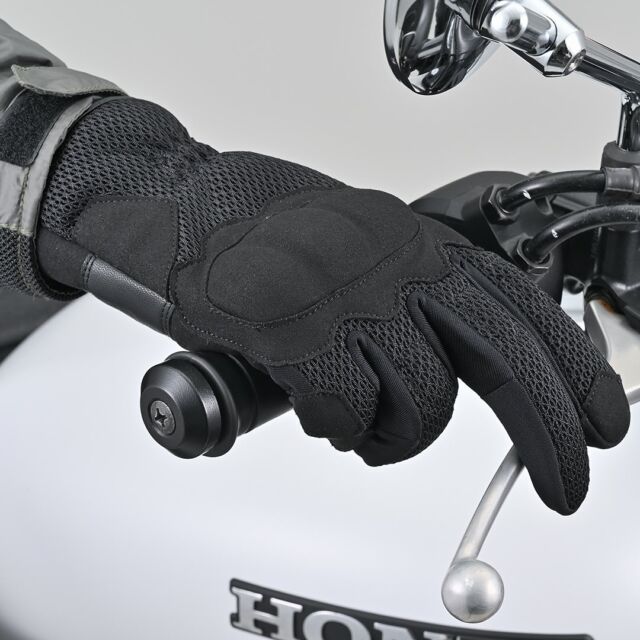 【新商品】
通気性の高いメッシュ素材をふんだんに使った夏のライディングでも快適なグローブをご紹介します！

握り心地と安全性を両立するため小型プロテクターを採用。転倒時に手の平を守るため、手の平側には本革を使用した春夏向けのグローブです。タッチパネルにも対応しています。

カラーはブラックのみ。サイズは4種類ご用意しました。

◆DG-018　エアプロテクティブグローブ
カラー：ブラック
サイズ：Ｓ、Ｍ、Ｌ、ＸＬ
ラインアップはこちら↓
https://www.daytona.co.jp/products/series/detail/775/
公式サイトでご覧いただくには、このアカウントのプロフィールでURLをチェックしてください。

#デイトナJP
#株式会社デイトナ
#daytonajp
#motorcyclelife
#motorcyclelove
#motorcycletouring
#カスタムバイク
#バイクカスタム
#バイクツーリング
#バイク乗り
#バイク乗りと繋がりたい
#バイク好きな人と繋がりたい
#バイク好きと繋がりたい
#バイク好き
#バイクライフ
#バイクのある生活
#バイク用グローブ