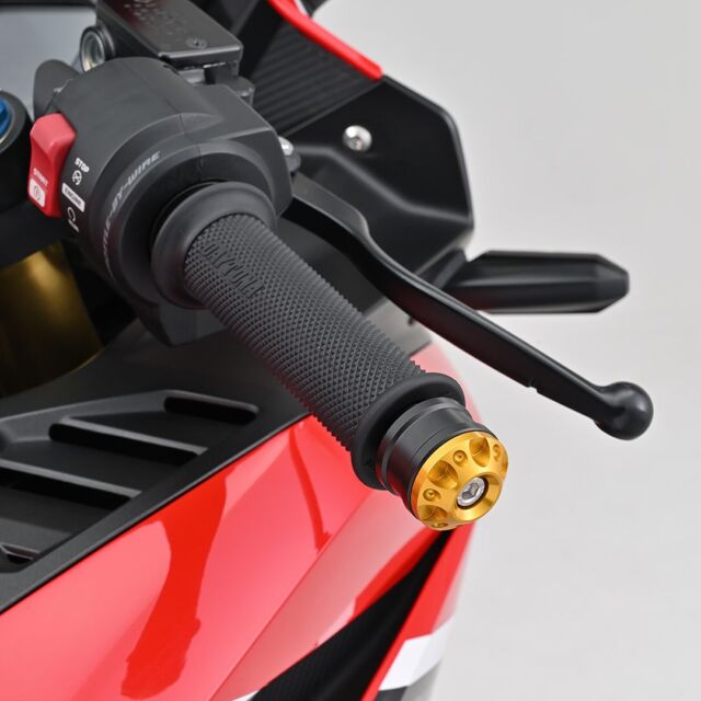 アルミビレットバーエンドにスチール製バーウエイトを内蔵したミドルウエイトバーエンド、HONDA車用M6タイプをご紹介いたします。

お好みでウエイト部分を取り外し装着することも可能です。先端部はアルミ製アルマイト仕上げ、ウエイト部はスチール製マットブラックメッキ仕上げ。カラーは5色からお選びいただけます。

◆アルミビレット ミドルウエイトバーエンド ファインカット HONDA車 M6タイプ
カラー：ゴールド、ブラック、ガンメタ、レッド、ブルー
●デザイン違いのハイディッシュタイプもございます。
デイトナ公式でラインアップを見る↓
https://www.daytona.co.jp/products/detail/48991/
商品の詳細は、このアカウントのプロフィールからトップページへ。メニューの「商品情報」から　ハンドル回り→バーエンド→エンドプラグ→アルミビレット ミドルウエイトバーエンド ファインカット HONDA車 M6タイプ　でご覧いただけます。

#デイトナJP
#株式会社デイトナ
#daytonajp
#motorcyclelife
#motorcyclelove
#motorcycletouring
#カスタムバイク
#バイクカスタム
#バイクツーリング
#バイク乗り
#バイク乗りと繋がりたい
#バイク好きな人と繋がりたい
#バイク好きと繋がりたい
#バイク好き
#バイクライフ
#バイクのある生活
#ミドルウエイトバーエンド
#バーエンド