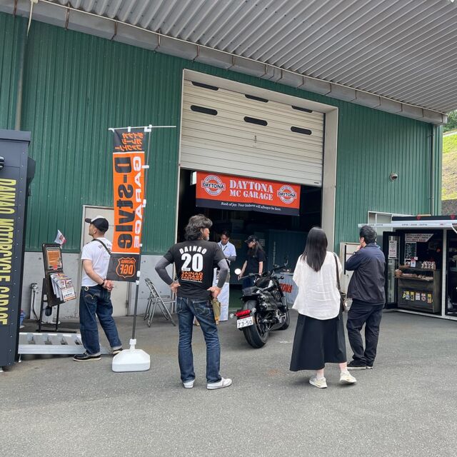 土曜日6/7は、第1回ガレージ見学会を開催。

初めての試みだったのでスタッフ一同、少し不安でしたが、たくさんの方々にお越しいただきました。ありがとうございました！

デイトナガレージを始め、ダイナオさんのガレージ、デイトナのバイク用テントMC HOUSEなどを丁寧にご紹介できました。

コーヒーやスイーツの販売で出店いただいたSAYAスイーツさんのクッキーやキッシュも好評でした！

#デイトナJP
#株式会社デイトナ
#daytonajp
#motorcyclelife
#motorcyclelove
#motorcycletouring
#カスタムバイク
#バイクカスタム
#バイクツーリング
#バイク乗り
#バイク乗りと繋がりたい
#バイク好きな人と繋がりたい
#バイク好きと繋がりたい
#バイク好き
#バイクライフ
#バイクのある生活
#バイクのある風景
#オートバイのある風景
#ダイナオガレージファクトリー
#mchouse
#デイトナガレージ