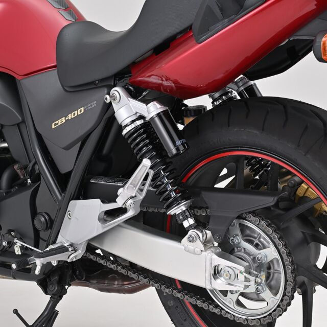 【新商品】
総アルミ削り出しボディのCB400SF用リアショック、新発売！優れたコーナーリング性能、ギャップ走破性を発揮します！

高級サスペンションと同等の窒素ガス／オイル別室式ダンパーを採用したことで、ハードライディングで油温が上昇しても安定した減衰性能を発揮。

スプリングプリロードは無段階、伸び側減衰も20段に細かくセッティングできるので、ライダーの体格やライディングスタイルに合わせたセッティングが可能です。

リヤショック取付長は、325～335mmの無段階で調節できます。

◆アジャスタブルリアショック　シルバーボディ/ブラックスプリング
適合車種：CB400SF（'92～'18）、CB400SB（'05～'18）
商品番号：48810
https://www.daytona.co.jp/products/detail/48810/
※デイトナ公式サイトで商品をチェックするには、このアカウトのプロフィールから公式サイトへ飛んで該当品番で検索するとご確認いただけます。

#デイトナJP
#株式会社デイトナ
#daytonajp
#motorcyclelife
#motorcyclelove
#motorcycletouring
#カスタムバイク
#バイクカスタム
#バイクツーリング
#バイク乗り
#バイク乗りと繋がりたい
#バイク好きな人と繋がりたい
#バイク好きと繋がりたい
#バイク好き
#バイクライフ
#バイクのある生活
#cb400sf 
#アジャスタブルリアショック
