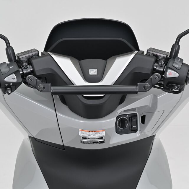 【新商品】
スマートフォンやUSB電源などの取り付けに便利なクランプバーに、PCX/160（’25）用が新発売！
 
車種専用設計だから取り付けも簡単！理想的な位置に配置が可能です。
 
長めのバー設計と耐荷重1kg仕様で、複数の機器をしっかり取り付けられます。存在を主張しすぎないブラックボディ&ステーを採用。
 
カラーはブラック、素材はスチールです。ただいま発売中！
 
◆マルチマウントバーFE　PCX/160（'25）
・パイプ径：Φ22.2
・取付有効長：200mm
商品番号：63135
https://www.daytona.co.jp/products/detail/63135/
 ※デイトナ公式サイトで商品をご覧いただくときは、このアカウトのプロフィールから公式サイトへ飛んで該当品番を検索するとご確認いただけます。

#デイトナJP
#株式会社デイトナ
#daytonajp
#motorcyclelife
#motorcyclelove
#motorcycletouring
#カスタムバイク
#バイクカスタム
#バイクツーリング
#バイク乗り
#バイク乗りと繋がりたい
#バイク好きな人と繋がりたい
#バイク好きと繋がりたい
#バイク好き
#バイクライフ
#バイクのある生活
#pcx 
#pcx160 
#マルチマウントバー