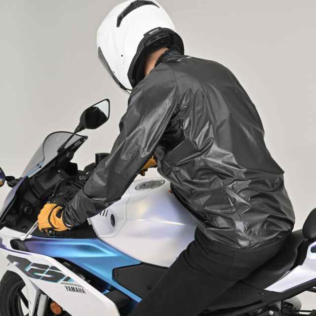 【新商品】
耐水圧10,000mm、約100gの軽量・防水コンパクトウエア。メッシュジャケットの防風インナーにも、突然の雨に対応するアウターとしても活躍します。
 
小さくたためて携帯しやすく、ツーリング中の急な天候変化にも対応可能。ライディング姿勢に配慮したロングテール仕様で、お尻までカバー。
 
インナー・アウターどちらでも使えるデザイン。前後の反射プリントで夜間のツーリングも安心です。収納袋はカラビナ付き。
 
カラーはブラック、サイズはS、M、Ｌ、XL、2XLの5サイズからお選びいただけます。
 
◆DR-002　アクアナノレイヤージャケット
https://www.daytona.co.jp/products/series/detail/799/
この商品を詳しく見るには、このアカウントのプロフィールから公式サイトへ行き、トップページのメニュー「商品情報」を開いて「バイクウェア」→「インナー」→「DR-002 アクアナノレイヤージャケット」をクリックすればご覧いただけます。

#デイトナJP
#株式会社デイトナ
#daytonajp
#motorcyclelife
#motorcyclelove
#motorcycletouring
#カスタムバイク
#バイクカスタム
#バイクツーリング
#バイク乗り
#バイク乗りと繋がりたい
#バイク好きな人と繋がりたい
#バイク好きと繋がりたい
#バイク好き
#バイクライフ
#バイクのある生活
#アクアナノレイヤージャケット
