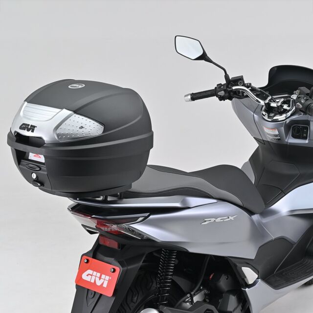 【新商品】
手軽な価格のGIVI ベーシックモデル、E300NT2Bをご紹介します！
 
付属の汎用ベースを使用し純正や市販のキャリアが取り付けできるほか、GIVI製車種専用フィッティングと組み合わせて取り付けることも可能です。ヘルメットがひとつ入るコンパクトサイズ。
 
◆GIVI　E300NT2B
デイトナ商品番号：61275
・容量：30L
・重量（ベース込み）：3kg
・サイズ（外側）：幅410×奥行400×高さ300（mm）
・最大積載重量：3kg
https://www.daytona.co.jp/products/detail/61275/
 
リフレクターが赤のタイプもございます。
◆GIVI　E300N2B
デイトナ商品番号：61302
https://www.daytona.co.jp/products/detail/61302/
 
ただいま、どちらも発売中！

※デイトナ公式サイトで商品をご覧いただくときは、このアカウトのプロフィールから公式サイトへ飛んで該当品番を検索するとご確認いただけます。

#givi
#デイトナJP
#株式会社デイトナ
#daytonajp
#motorcyclelife
#motorcyclelove
#motorcycletouring
#カスタムバイク
#バイクカスタム
#バイクツーリング
#バイク乗り
#バイク乗りと繋がりたい
#バイク好きな人と繋がりたい
#バイク好きと繋がりたい
#バイク好き
#バイクライフ
#バイクのある生活