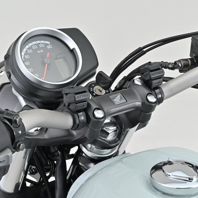 【新商品】
バイク専用電源に、Type-C+Type-Cの2ポート初登場！

USB PD×2の2ポートで、1ポートあたり最大30W（5V/3A、9V/3A、12V/2.5A）の高出力。メインキーに連動するのでバッテリー上がりの心配もありません。

ブレーキスイッチに付属ハーネスを接続し、フレームのボルトに共締めするだけなので取り付けも簡単。

ハンドル径Φ22.2 / Φ25.4対応。本体幅12.5mmのスマート設計で、コントロールスイッチに馴染むデザインです。

◆バイク専用USB電源 Type-C+Type-C（PD3.0/PD3.0）
商品番号：61402
https://www.daytona.co.jp/products/detail/61402/
※デイトナ公式サイトで商品をご覧いただくときは、このアカウトのプロフィールから公式サイトへ飛んで該当品番を検索するとご確認いただけます。

#デイトナJP
#株式会社デイトナ
#daytonajp
#motorcyclelife
#motorcyclelove
#motorcycletouring
#カスタムバイク
#バイクカスタム
#バイクツーリング
#バイク乗り
#バイク乗りと繋がりたい
#バイク好きな人と繋がりたい
#バイク好きと繋がりたい
#バイク好き
#バイクライフ
#バイクのある生活
#バイク用電源