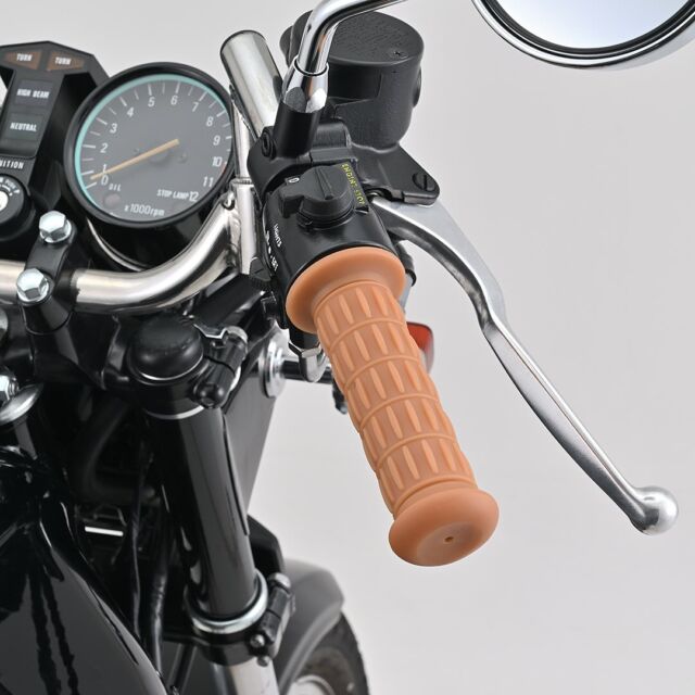 【新商品】
人間工学デザインを取り入れたデイトナオリジナルグリップ「グリッピーグリップ」のクラシックシリーズに、エンド非貫通タイプがラインアップ！

グリップ力に優れるやわらかな素材を使用し、長時間のライディングでも疲れにくくなっています。

ネオクラシックモデルのカスタムに最適。ビンテージモーターサイクルグリップの雰囲気を出しながら、握り心地や形状を現代風にアレンジしました。

カラーは生ゴム色、ブラック、ホワイトの3色からお選びいただけます。

◆GRIPPY GRIP GG-D-CLASSIC（全長128mm / エンド非貫通）
生ゴム色　商品番号：61790
ブラック　商品番号：61788
ホワイト　商品番号：61793
※デイトナ公式サイトで商品をご覧いただくときは、このアカウトのプロフィールから公式サイトへ飛んで該当品番を検索するとご確認いただけます。

#デイトナJP
#株式会社デイトナ
#daytonajp
#motorcyclelife
#motorcyclelove
#motorcycletouring
#カスタムバイク
#バイクカスタム
#バイクツーリング
#バイク乗り
#バイク乗りと繋がりたい
#バイク好きな人と繋がりたい
#バイク好きと繋がりたい
#バイク好き
#バイクライフ
#バイクのある生活
#バイク用グリップ
#グリッピーグリップ
